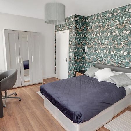 Place To Stay In Longbridge Barking  Buitenkant foto