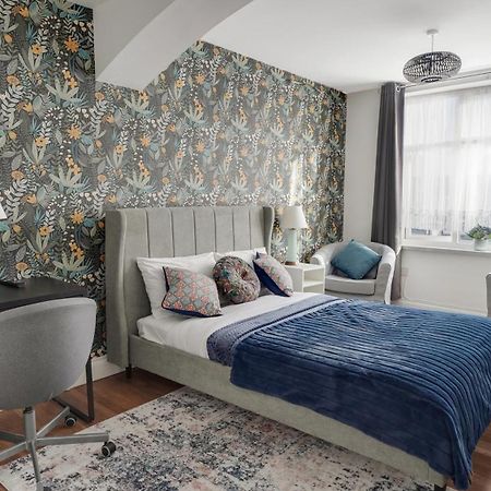 Place To Stay In Longbridge Barking  Buitenkant foto