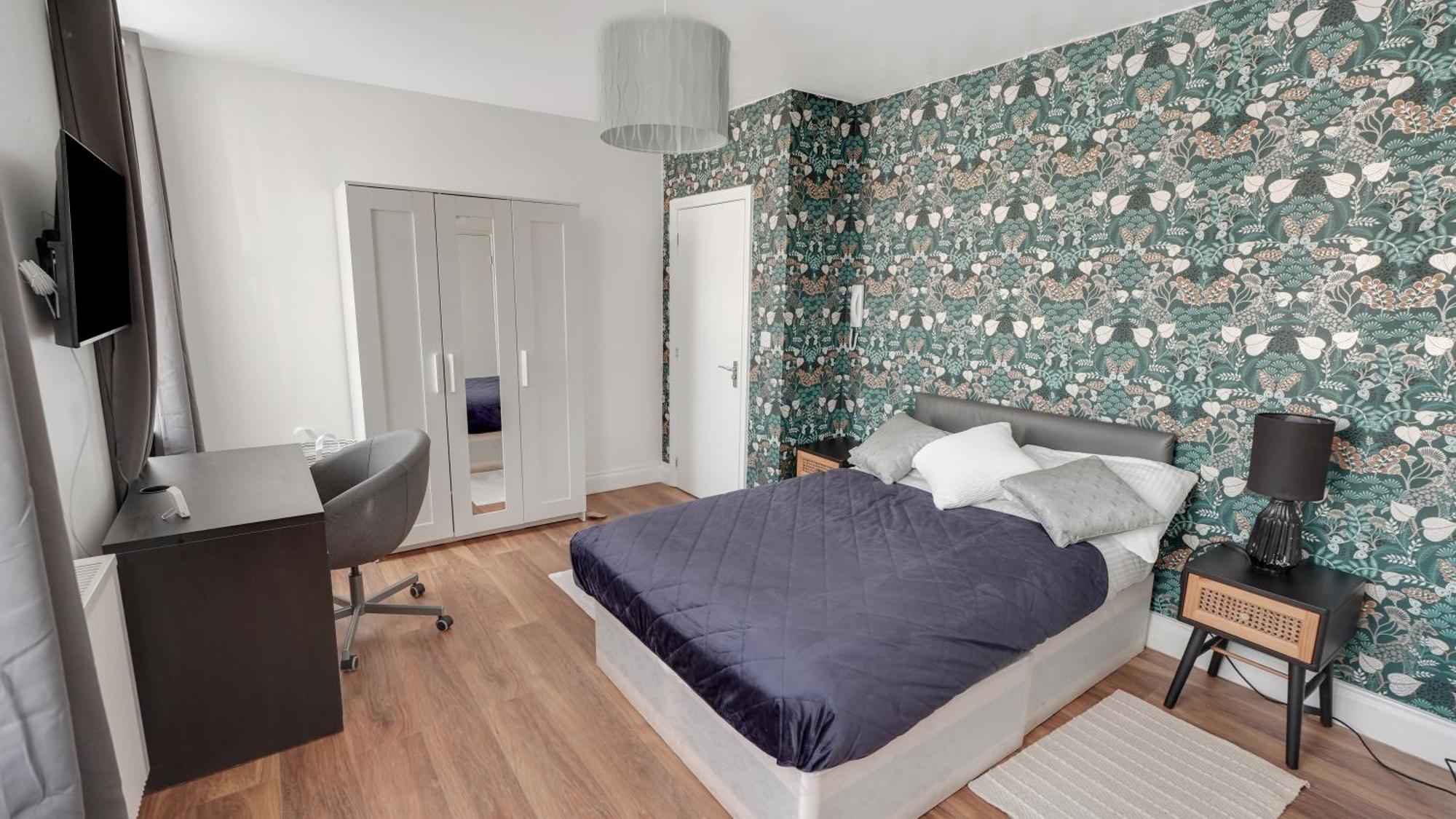 Place To Stay In Longbridge Barking  Buitenkant foto