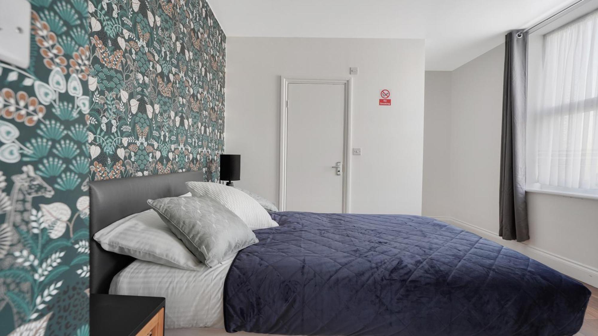 Place To Stay In Longbridge Barking  Buitenkant foto
