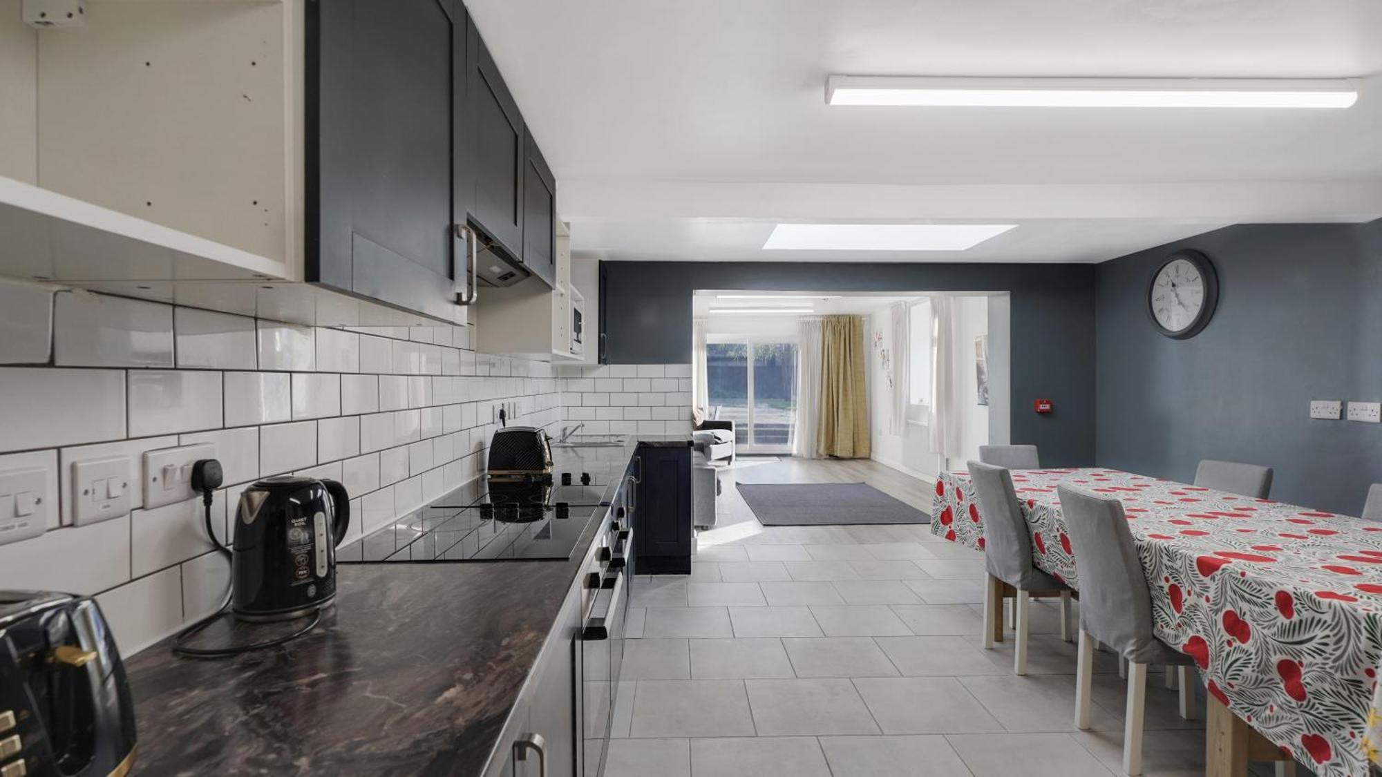 Place To Stay In Longbridge Barking  Buitenkant foto