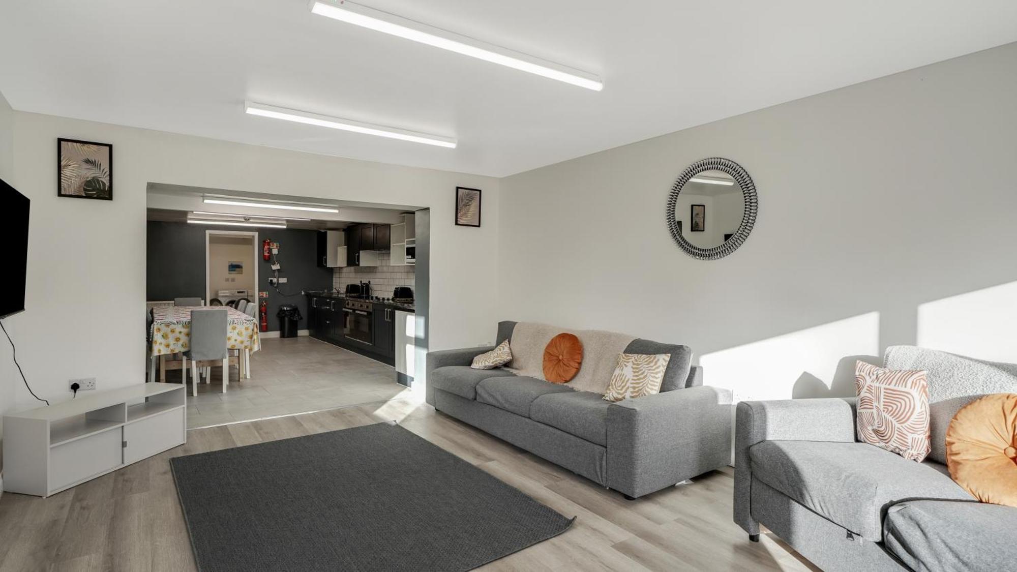 Place To Stay In Longbridge Barking  Buitenkant foto