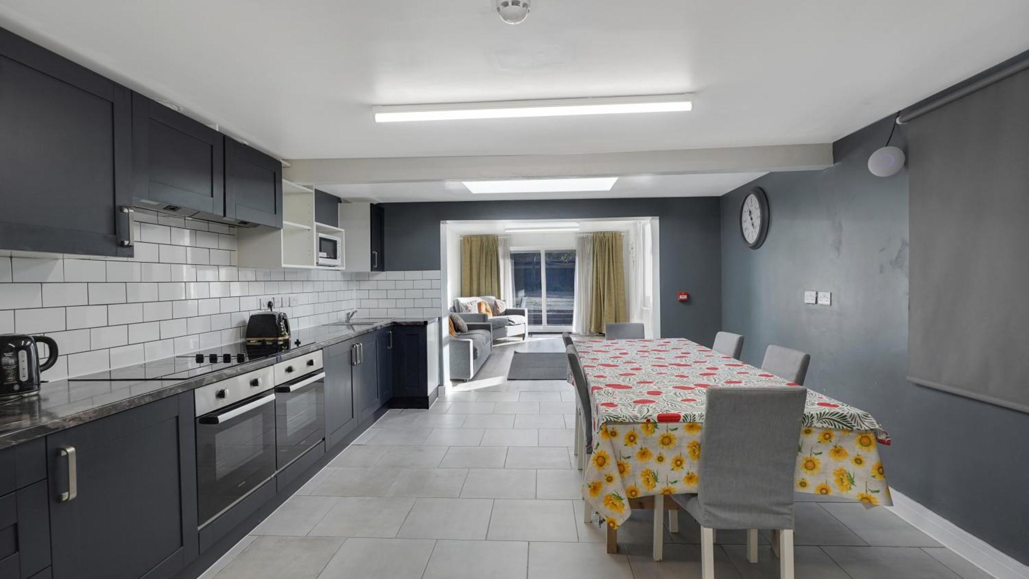 Place To Stay In Longbridge Barking  Buitenkant foto