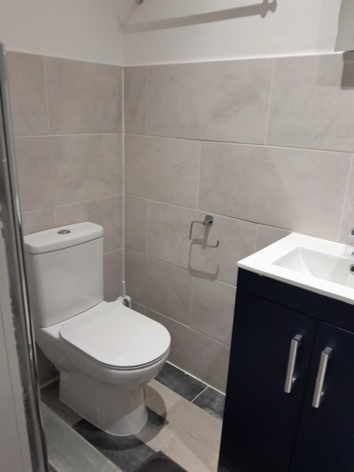 Place To Stay In Longbridge Barking  Buitenkant foto